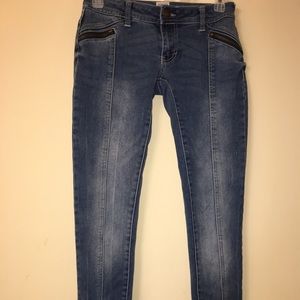 Skinny jeans with zippers on hips